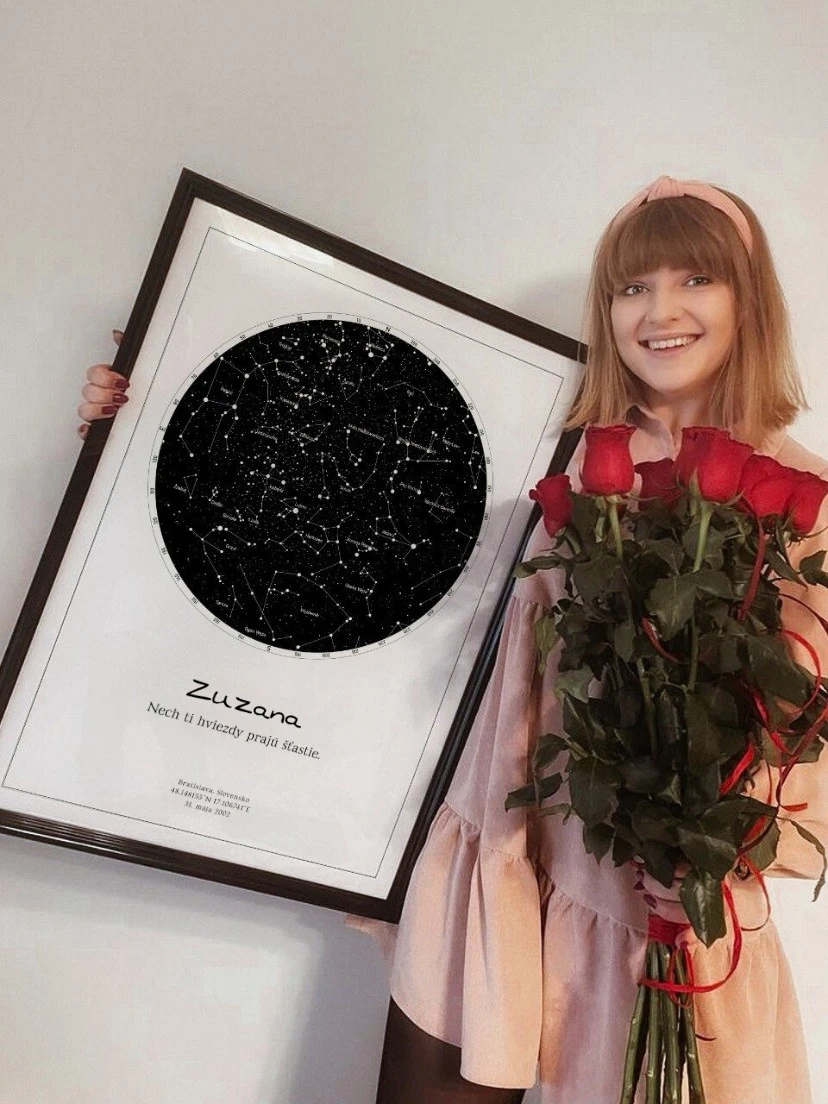 Mapy hviezdnej oblohy ako darček pre ženu s kyticou ruží