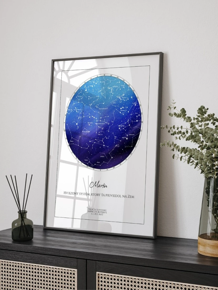 Modrá hviezdna mapa online ako krásna ozdoba komody