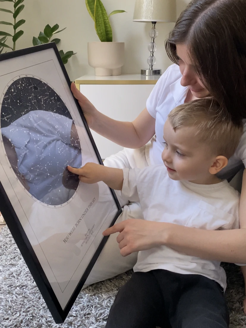 Matka a dieťa spoločne obdivujú obloha s hviezdami