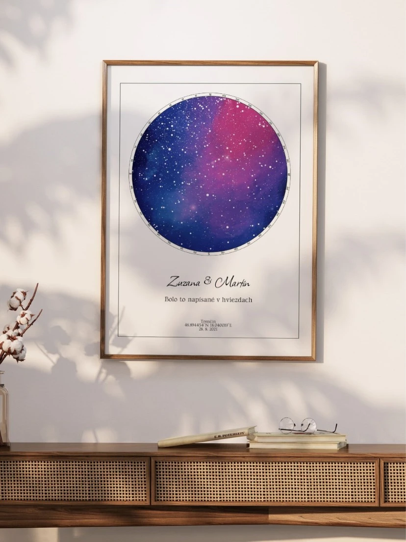 Fialová mapa súhvezdí ako dekorácia na komode