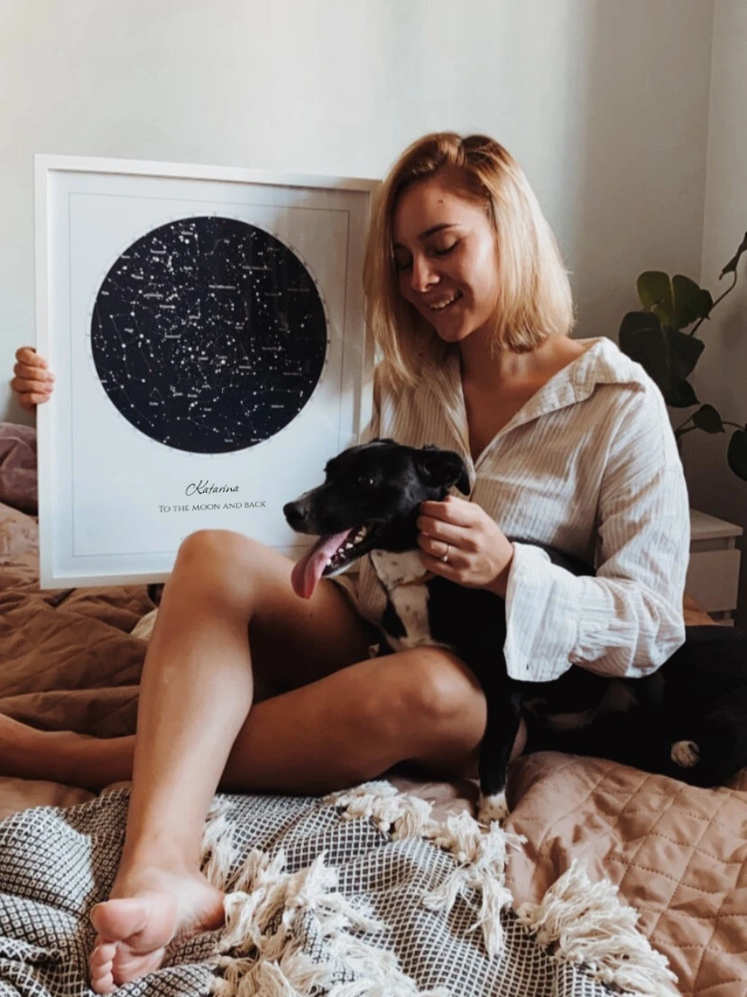 Hviezdna mapa darček so psíkom v interiéri